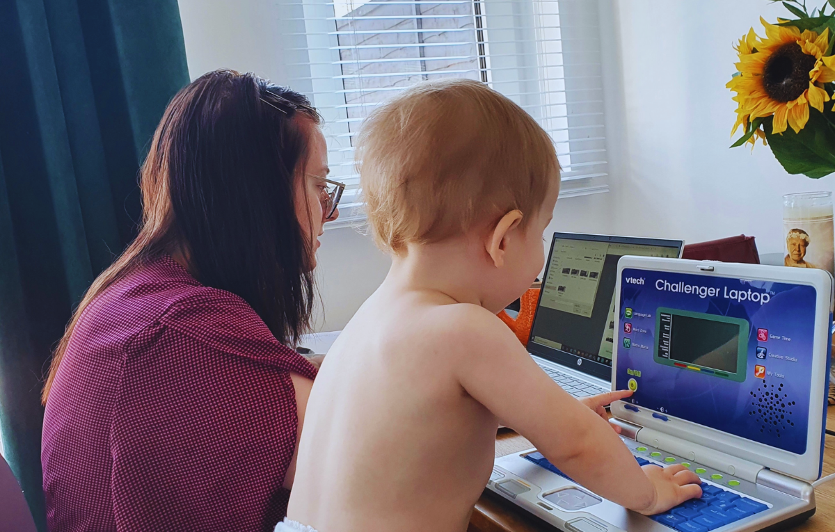 Chloé et son enfant travaillent dur. 